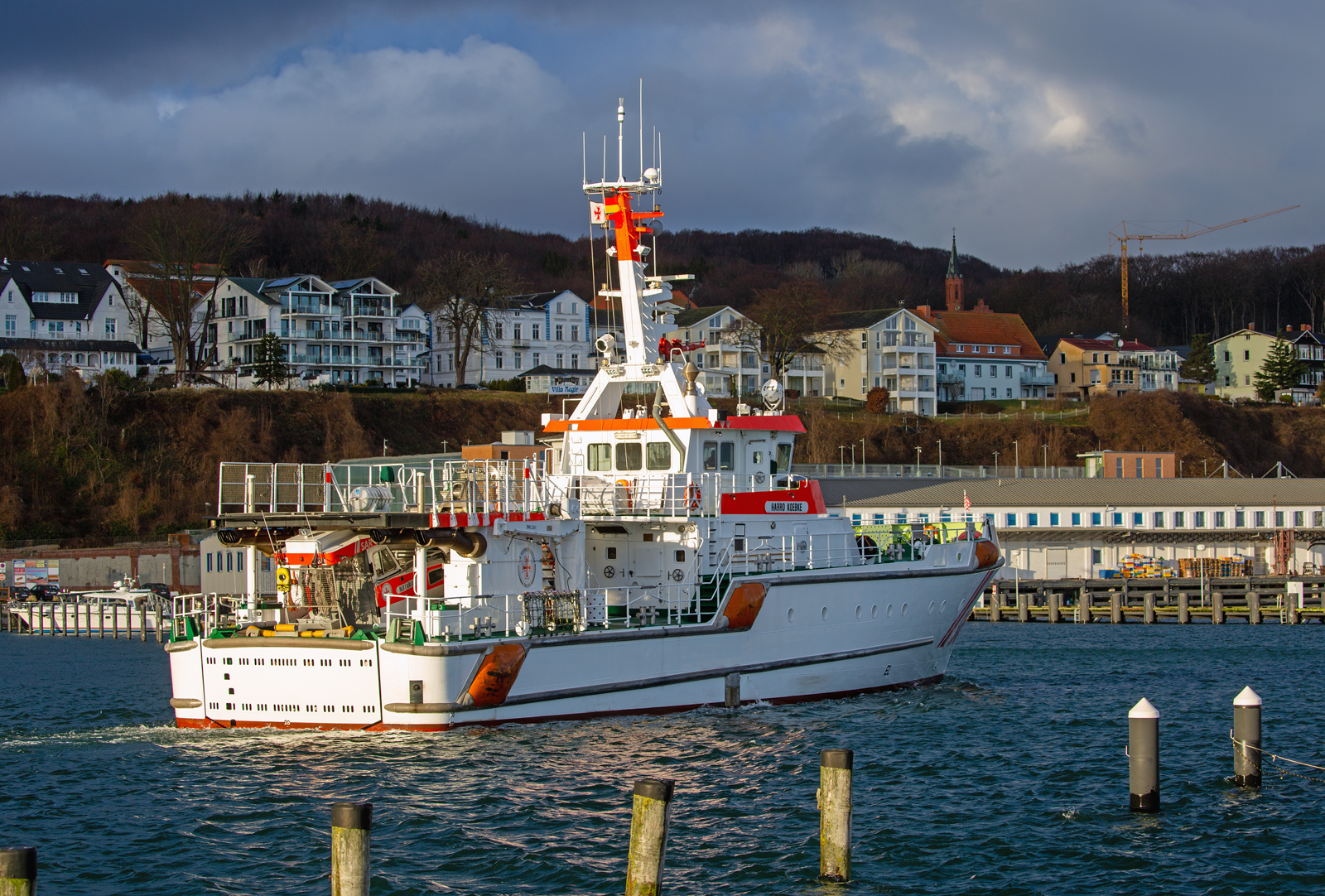 Seenotrettungskreuzer HARRO KOEBKE  im Sassnitzer Fischerei Hafen am frühen Abend. -  07.02.2024