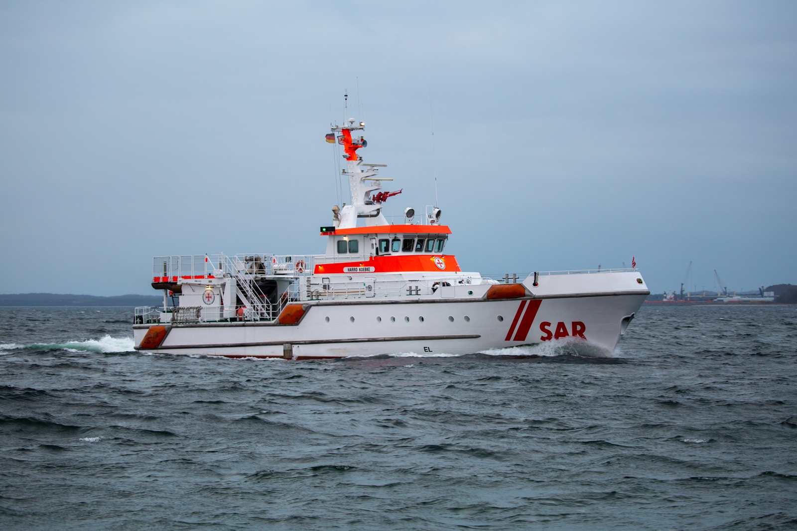 Seenotrettungskreuzer HARRO KOEBKE vor Sassnitz. - 13.01.2023