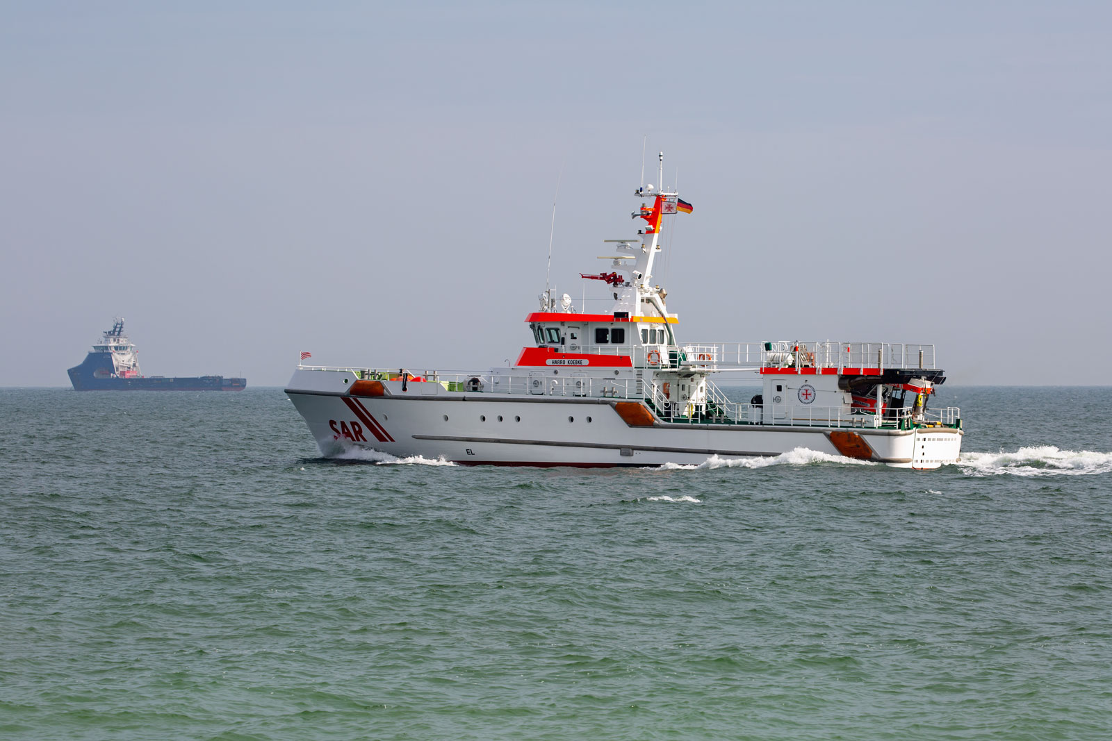 Seenotrettungskreuzer HARRO KOEBKE vor Sassnitz und im Hintergrund SEACOR NILE (IMO 9710945). - 16.04.2023