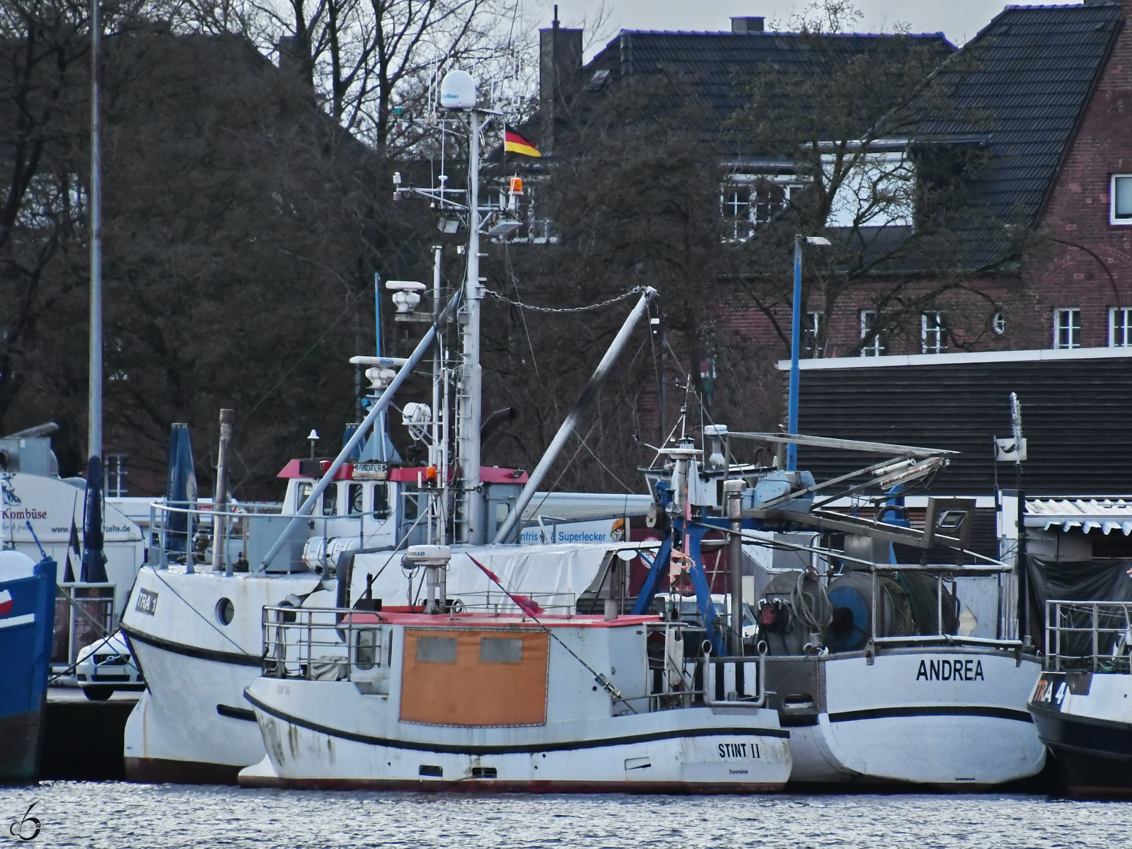 Seite an Seite sind hier die Fischereiboote TRA 1  ANDREA  und TRA 16  STINT II  zu sehn (Travemünde, April 2024)