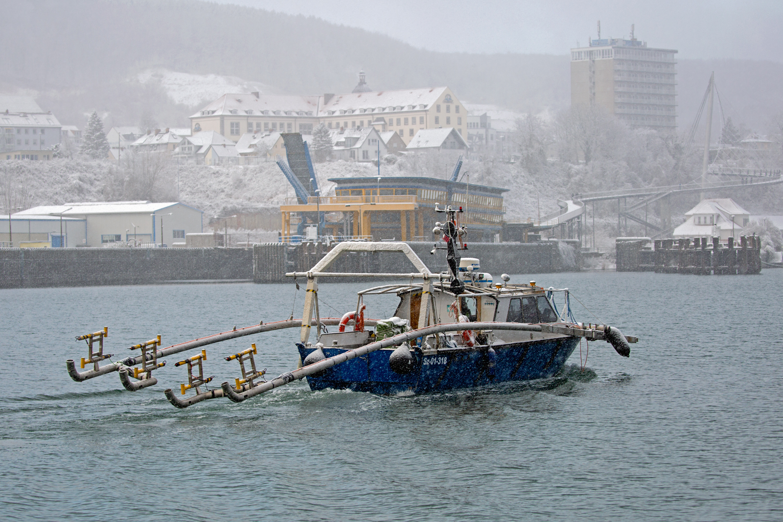 SOLO zurückkommend von Messfahrten vor Rügen, hier bei Schneefall im Sassnitzer Hafen. - 08.03.2023 