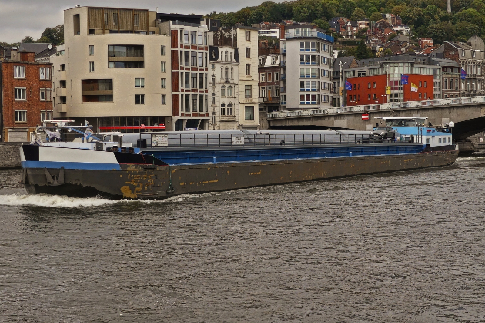 Tankmotorschiff NIL DESPERANDUM; ENI 02204988, L 84,65 m; B 8,20 m; BJ 1979; als GMS Henriette, von der De KAAP Werft Meppel, (NL), 1986 auf 85 m verlängert, 1996 zum Tankmotorschiff umgebaut. Eigner Vof. My Dream in Kerkdriel, zu Berg auf der Maas in Lüttich, Flagge NL. 18.09.2025