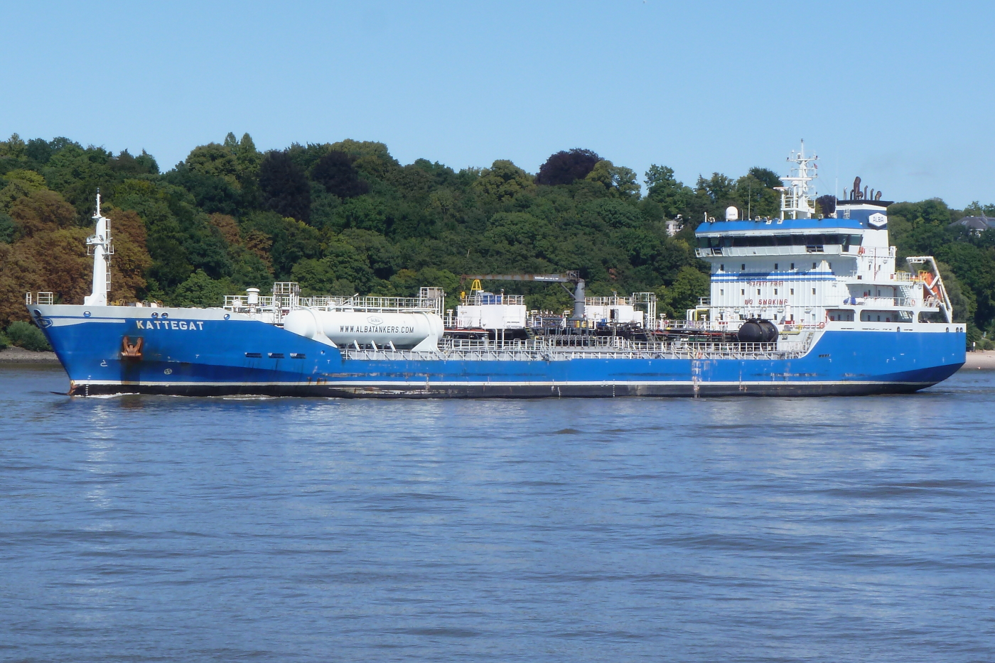 Tankschiff KATTEGAT (IMO 9432866), Eigner: ALBA. Aufnahmeort: Elbe bei Hamburg-Finkenwerder, Datum: 18.08.2025.