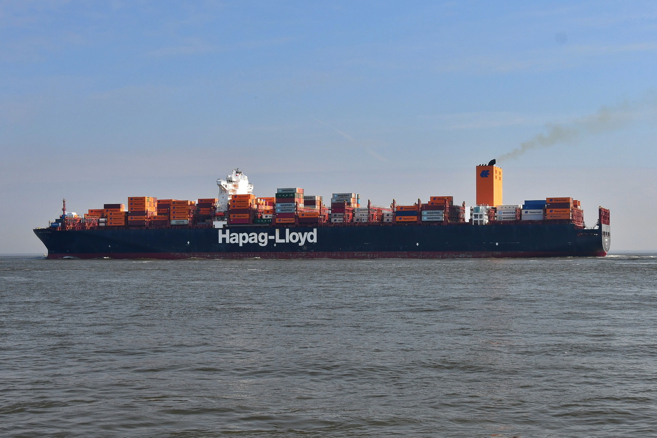 TAYMA EXPRESS , Containerschiff , IMO  9525895v, Baujahr 2012 , 366 x 48 m , 13296 TEU , 15.04.2026 , Alte Liebe Cuxhaven