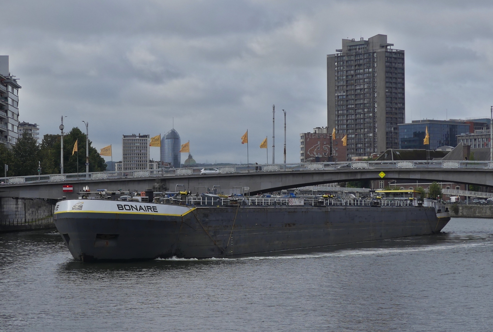 TMS BONAIRE, ENI 02334625, L 110 m, B 11,45 m, 3098 t, Chemikalientanker, muss auf der Maas in L�ttich zwischen 2 Br�cken zur Seite fahren um den Gegenverkehr vorbeizulassen. Heimathafen des Tankschiffes ist Dordrecht (NL). 09.2026