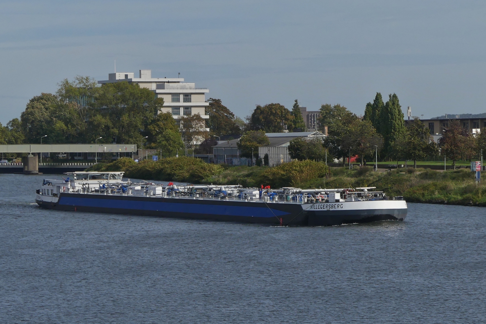 TMS Hillegersberg; ENI 02327025, L 110m; B 11,45 m; T 3229, fährt auf der Maas in Maastricht zu Berg an mir vorbei. 10.2023