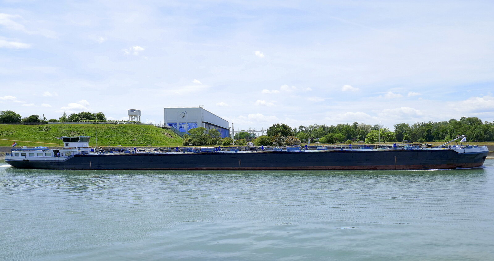 TMS Imola, ENI 02332232, fährt nach der Schleuse Vogelgrün/Elsaß rheinabwärts, Mai 2025