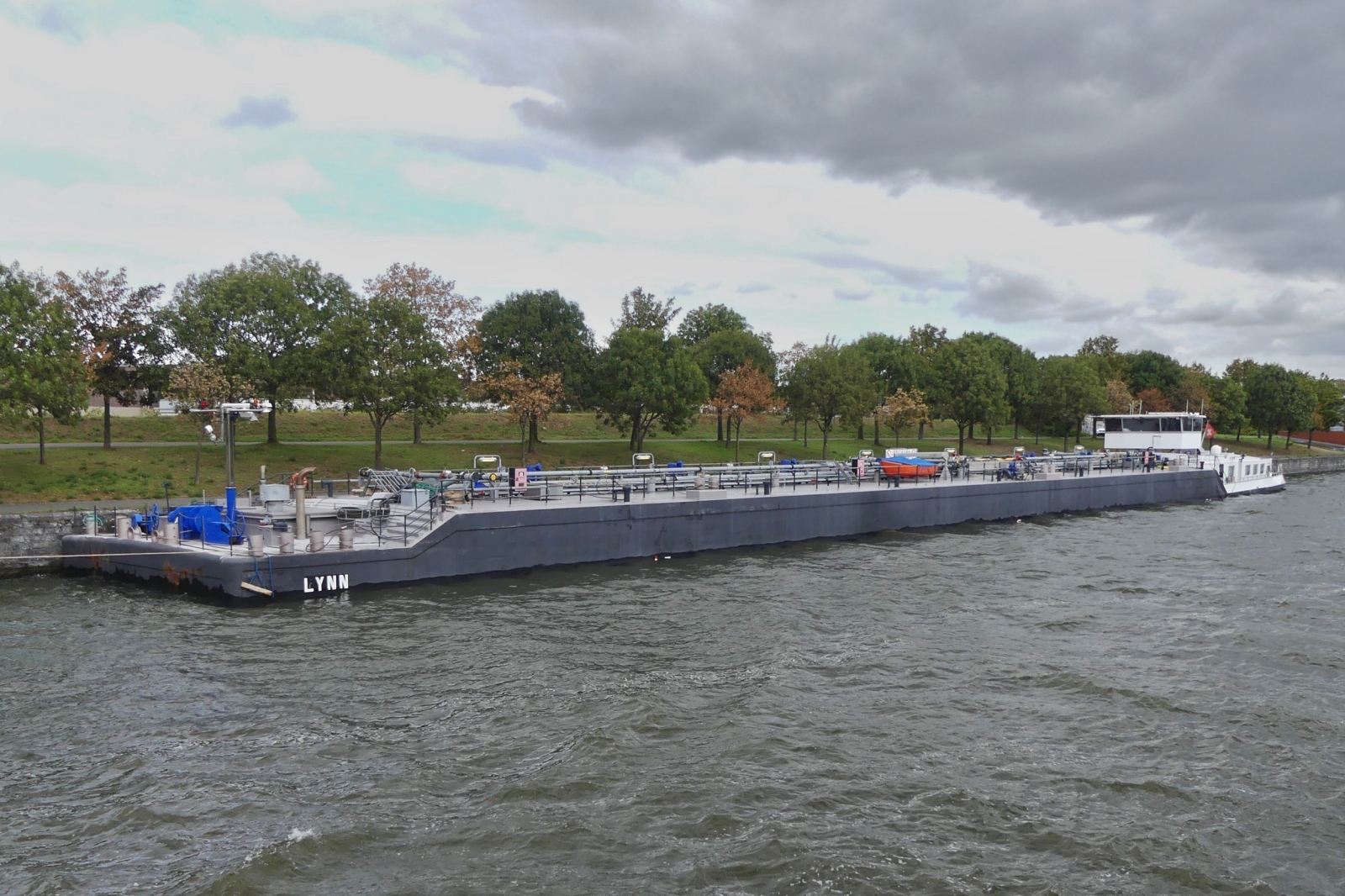 TMS LYNN, ENI 07001816, L 95,50 m, B 11,45 m, 2465 t, gemeldet in Basel (CH), hat auf dem Albertkanal am Ufer angelegt. 09.2026