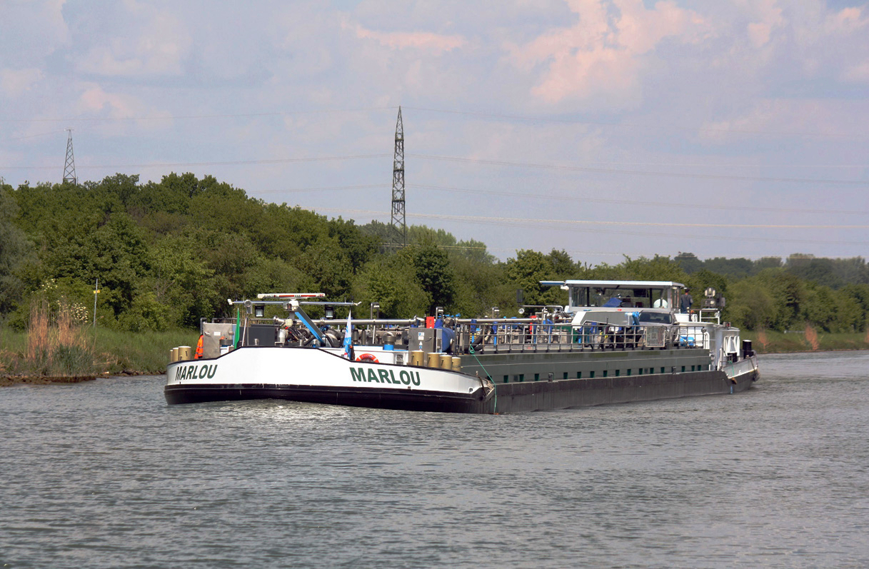 TMS MARLOU (ENI:02324052) L.81,86 m B.9 m T 1529 Flagge Niederlande auf dem DEK am 13.05.2023 zu Berg bei Datteln.