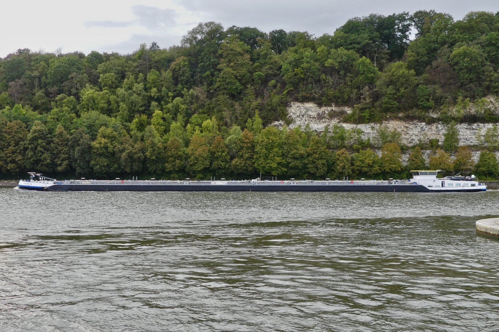 TMS PHORCYS, ENI 02339091, l125 M, b 11,45 M, 3525 T, f�hrt auf dem Albertkanal an der Schleuse Lanaye vorbei, zu Berg in Richtung L�ttich. 09.2026