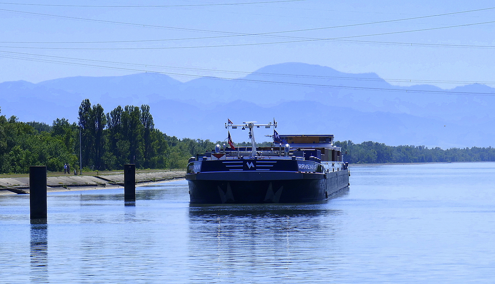 TMS RAVENNA ENI, rheinabw�rts in Warteposition vor der Staustufe Vogelgr�n/Elsa�, Mai 2026