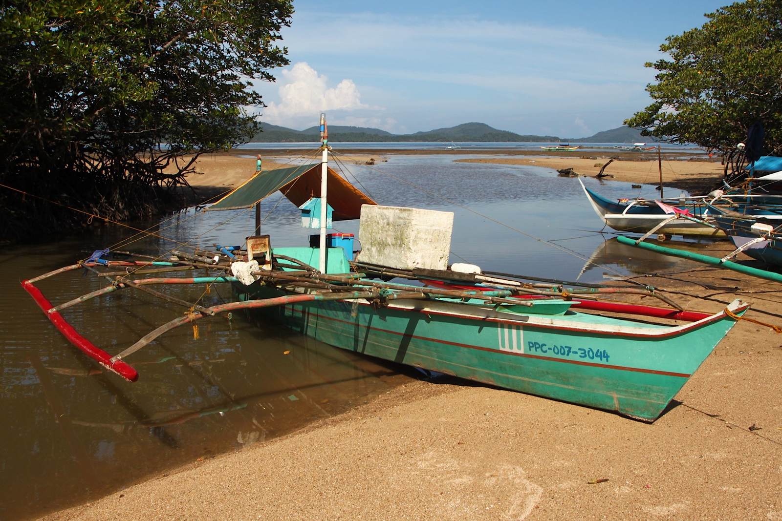 Traditionelles Fischerboot (namenlos); Eigner/Betreiber: unbekannt/privat; Aufnahmeort: West Philippine Sea (Pacific Ocean), Buenavista, Insel Palawan, Philippinen; Datum: 0.11.2012; Info: Fast alle kleinen (Fischer)boote auf den Philippinen sind beidseitig mit Auslegern versehen, die den schmalen und schnittigen Bootsrümpfen eine erstaunliche Seetüchtigkeit verleihen.