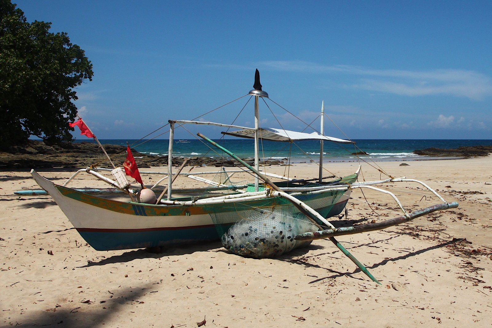 Traditionelles Fischerboot (namenlos); Eigner/Betreiber: unbekannt/privat; Aufnahmeort: West Philippine Sea (Pacific Ocean), nahe Sabang, Insel Palawan, Philippinen; Datum: 06.11.2012; Info: Fast alle kleinen (Fischer)boote auf den Philippinen sind beidseitig mit Auslegern versehen, die den schmalen und schnittigen Bootsrümpfen eine erstaunliche Seetüchtigkeit verleihen.