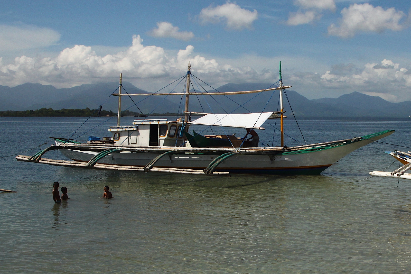 Traditionelles Fischerboot (namenlos); Eigner/Betreiber: unbekannt/privat; Datum: 08.11.2012; Aufnahmeort: Sulusea (Pacific Ocean), Mangingisda, Insel Palawan, Philippinen; Fast alle kleinen (Fischer)boote auf den Philippinen sind beidseitig mit Auslegern versehen, die den schmalen und schnittigen Bootsrümpfen eine erstaunliche Seetüchtigkeit verleihen.