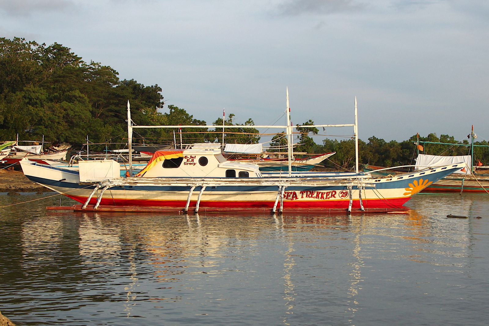 Traditionelles Fischerboot SEA TREKKER 29; Eigner/Betreiber: unbekannt/privat; Aufnahmeort: Sulusea (Pacific Ocean), Puerto Princesa, Insel Palawan, Philippinen; Datum: 05.11.2012; Info: Fast alle kleinen (Fischer)boote auf den Philippinen sind beidseitig mit Auslegern versehen, die den schmalen und schnittigen Bootsrümpfen eine erstaunliche Seetüchtigkeit verleihen.