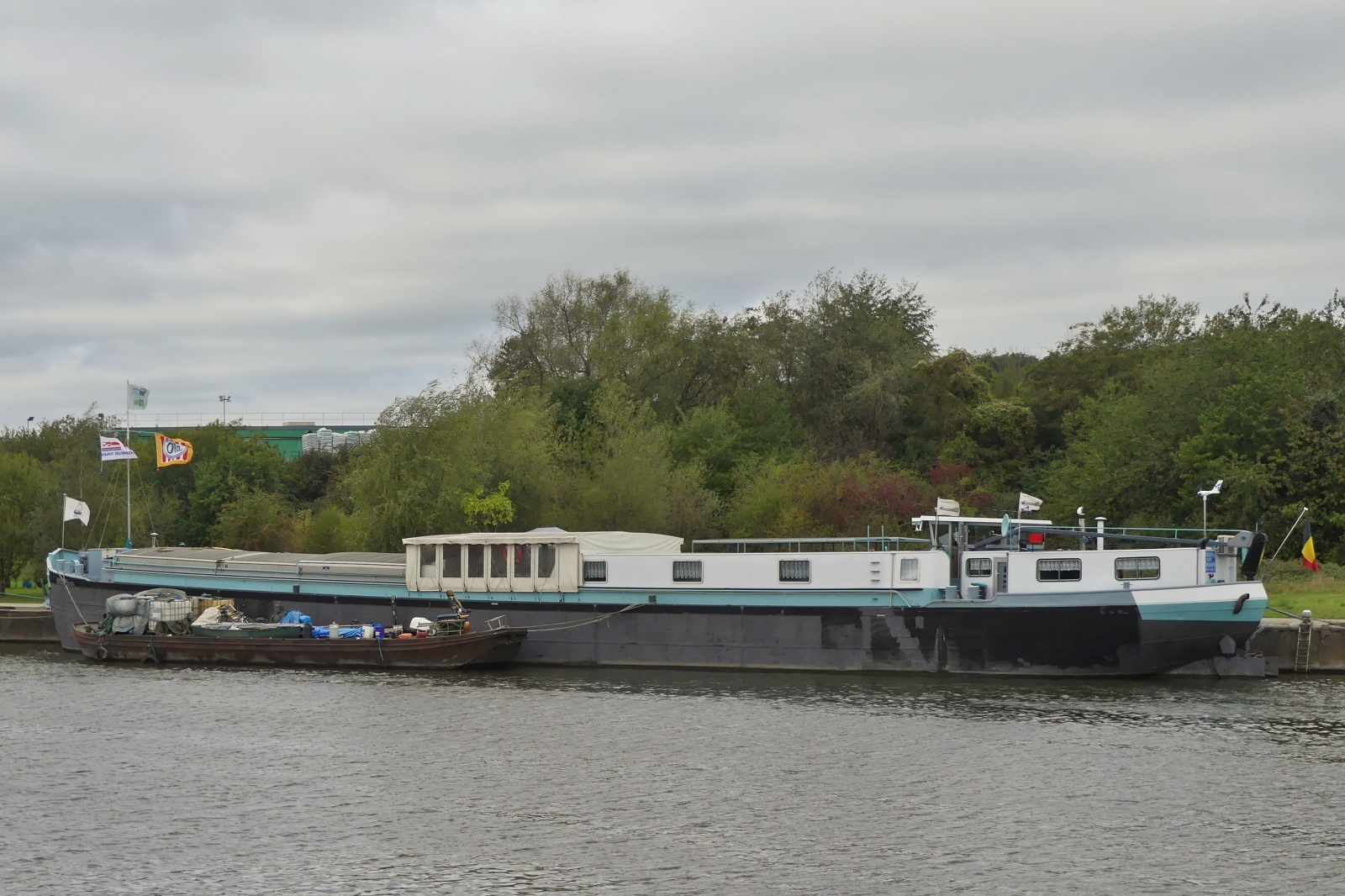 Unbekanntes Gastroschiff liegt auf dem Albert Kanal am Ufer. 18.09.2025