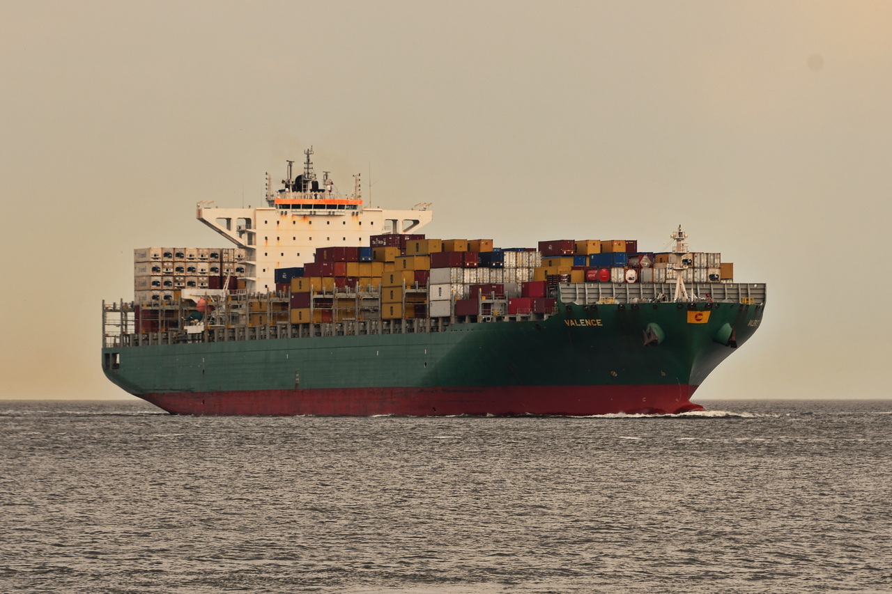 VALENCE , Containerschiff , IMO 9628180 , Baujahr 2013 , 300 x 48 m , 8827 TEU , Cuxhaven-Alta Liebe