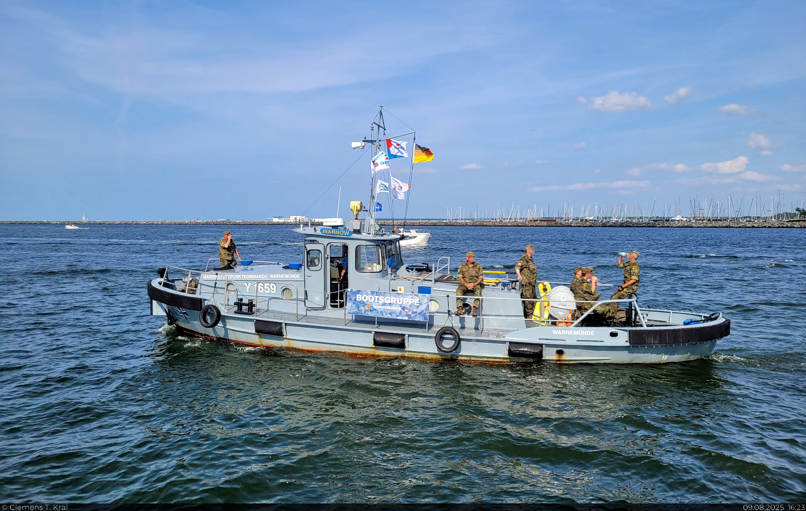 (verbessert)

Schleppboot WARNOW (Y 1659) dreht seine Runden im Hafenbecken von Warnem�nde w�hrend der Hanse Sail.

🧰 Marinest�tzpunktkommando (MStpKdo) Warnem�nde
🕓 9.8.2025 | 16:23 Uhr