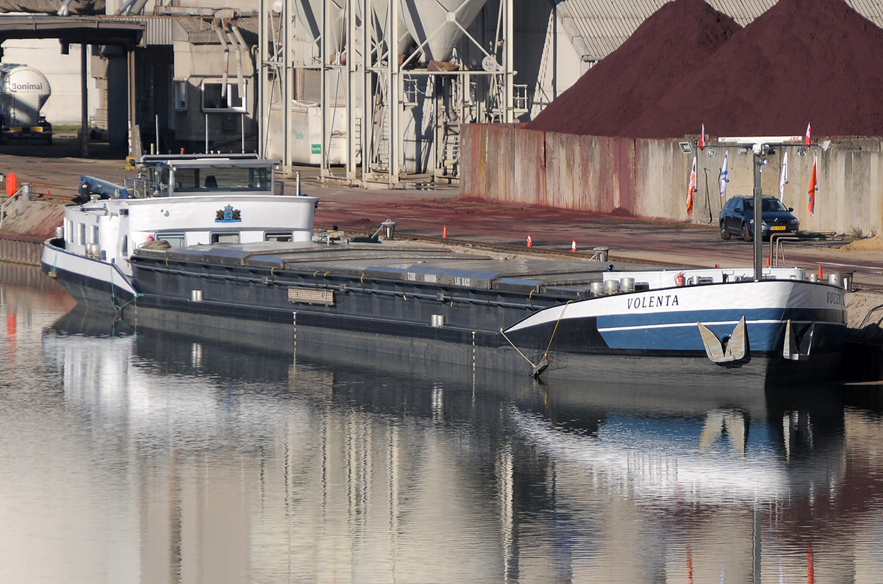 VOLENTA (06004108) im Plochinger Hafen 28.01.2024