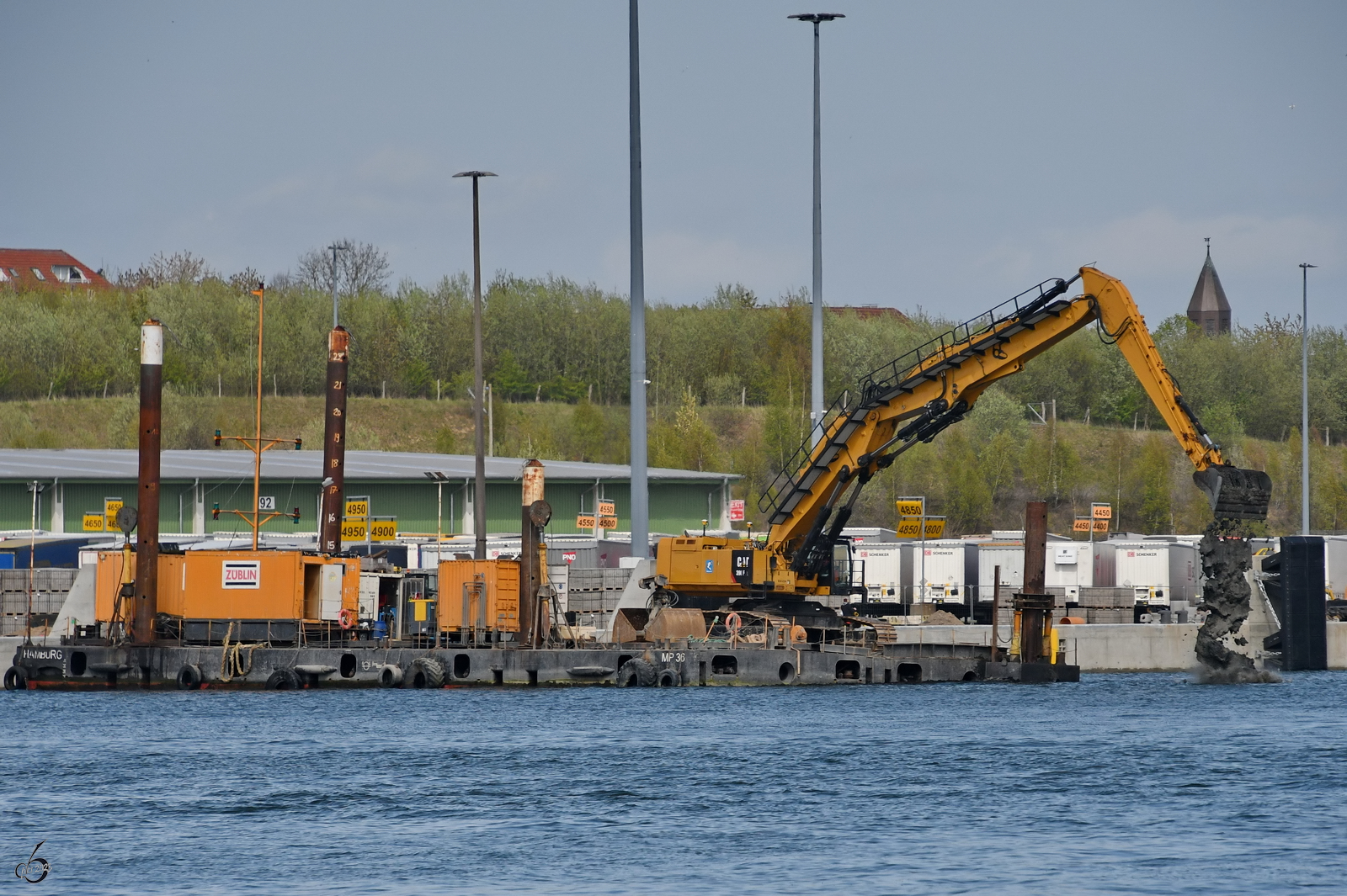 Volle  Baggeraction  auf dem Arbeitsponton MP 36. (Travemünde, Mai 2023)