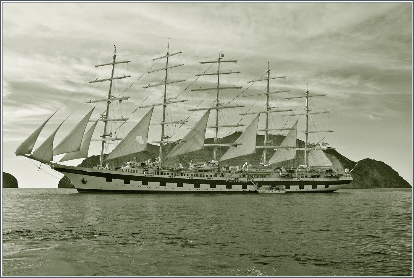 Von einem Schiff aus hatte ich die einmalige Gelegenheit dieses wunderschöne Fünf-Mast-Segelschiff zu fotografgieren: der ROYAL CLIPPER  ist bei in der Nähe von Palmarola auf der Fahrt nach Civitavecchia. Die Bauarbeiten für dieses eindrückliche Segelschiff wurde 1990 der Danziger Werft aufgenommen, infolge finanzieller Schwierigkeit aber Bau des Rumpfes eingestellt, später übernahm  Star Clippers  dem Torso und verwirklichte nach dem Vorbild des Segelschiffes  Preussen  (1901-1910) in der Werft Werft Merwede Shipyard den Um- und Fertigbau des Schiffes. Das Segel-Schiff trägt die IMO-Nr. 8712178, bietet Platz für 220 Passagiere und hat eine Besatzung von 100 Personen. Seit 2000 wird es von Star Clippers (Monaco) eingesetzt und fährt unter der Flagge von Malta.

26. September 2025