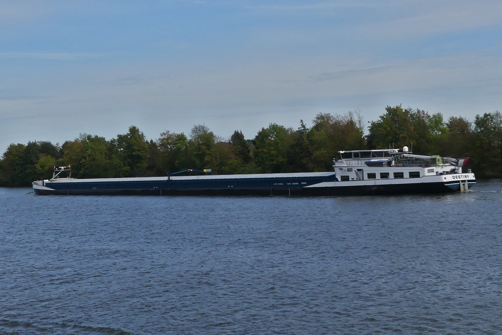 Vorbeifahrt an dem GMS Destiny, ENI 03224466, L 110m; B 10,5 m; T 2410, auf der Maas zu Tal nahe Maastricht. 06.10.2023