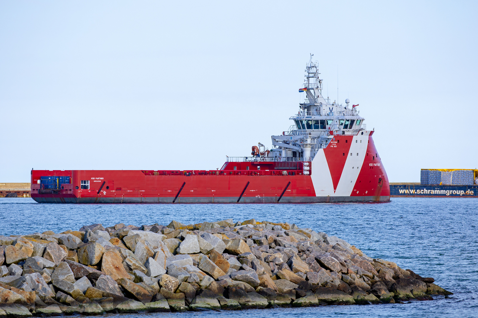 VOS PARTNER (IMO 9709128) auslaufend in Sassnitz Mukran. - 05.04.2023