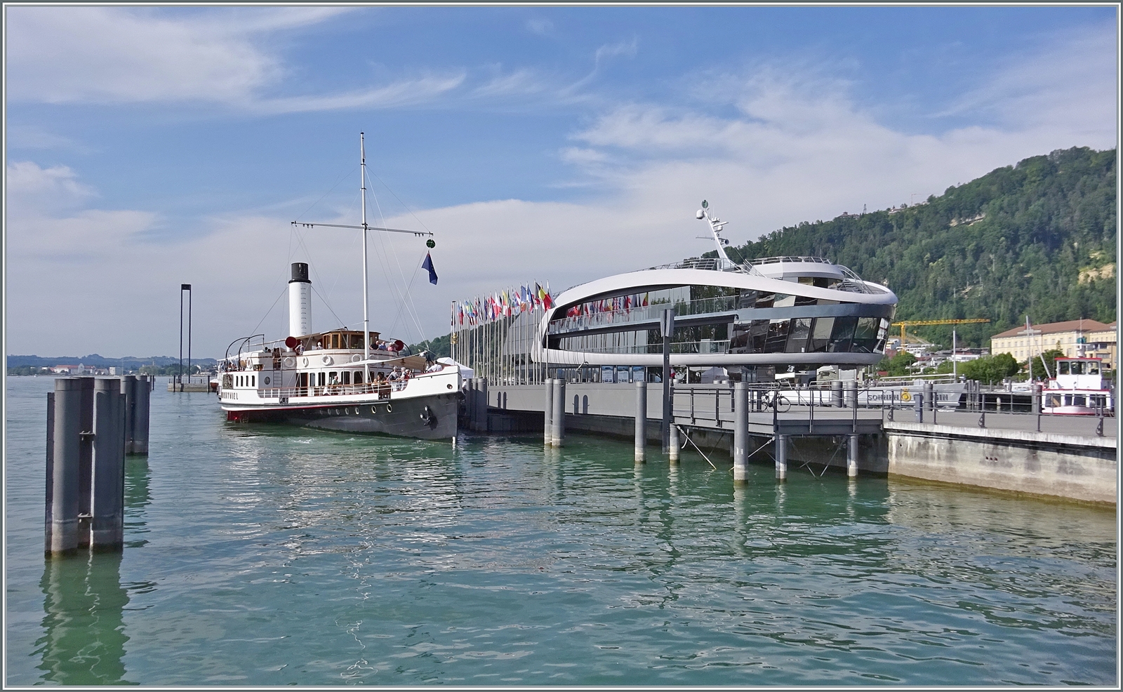 Welch ein Kontrast: der legendäre Schaufelraddampfer  Hohentwiel  vor der pompösen  Sonnenkönigin  in Bregenz. 

18. Juni 2023