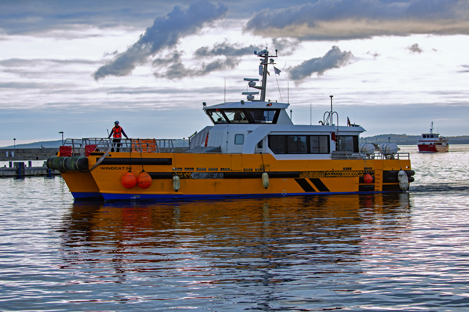 WINDCAT 34 im Sassnitzer Hafen mit scheinbar leichter Blessur, im Hintergrund ist das FGS ALEXANDER (IMO 9432878) zu sehen. - 18.10.2023