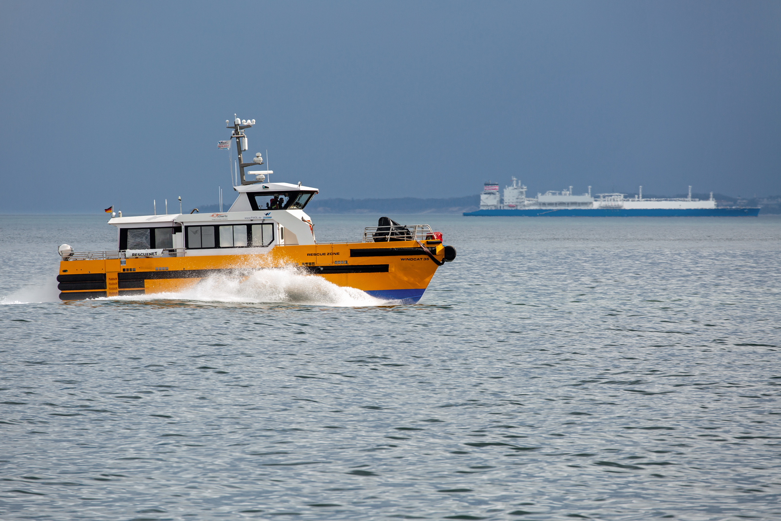 WINDCAT 35 und LNG ENDURANCE auf der Prorer Wiek. - 24.04.2023