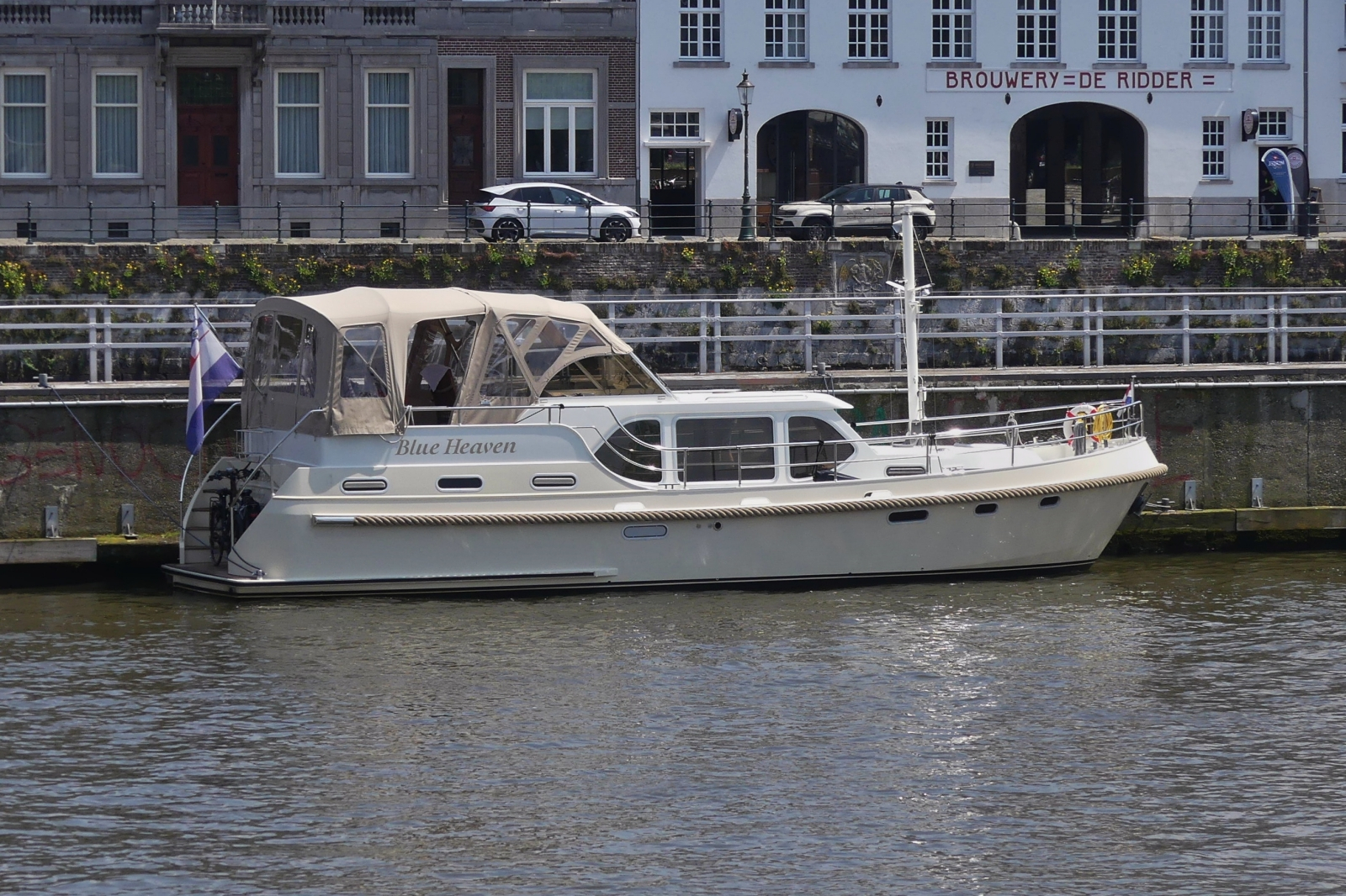 Yacht Blue Heaven, hat einen Platz an der Kaimauer auf der Maas beim Kanal in Maastricht gefunden. 06.2024