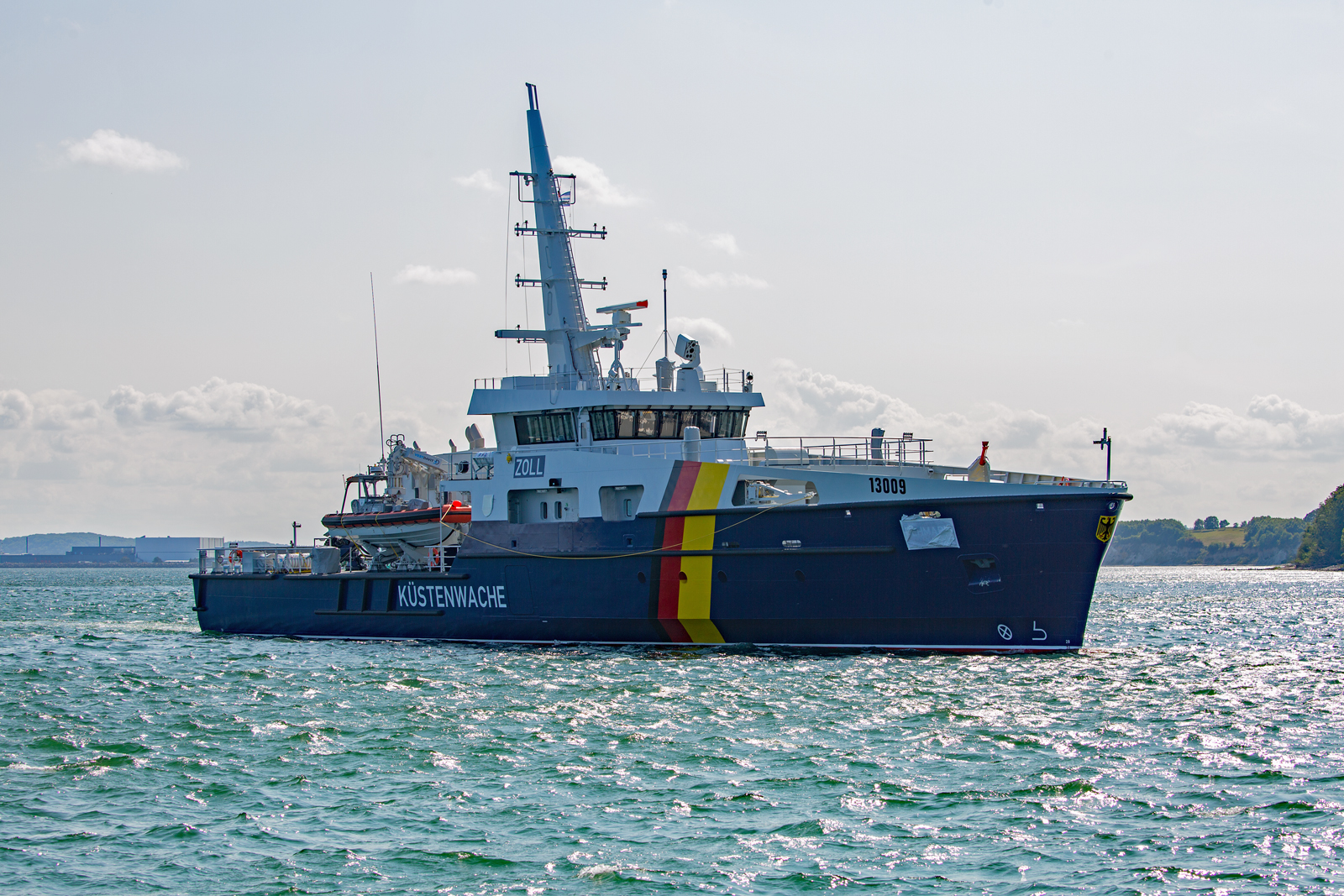 Zollschiff 13009 (IMO 9963346) mit noch abgeklebten Namen FEHMARN einlaufend in den Sassnitzer Hafen. - 16.06.2025