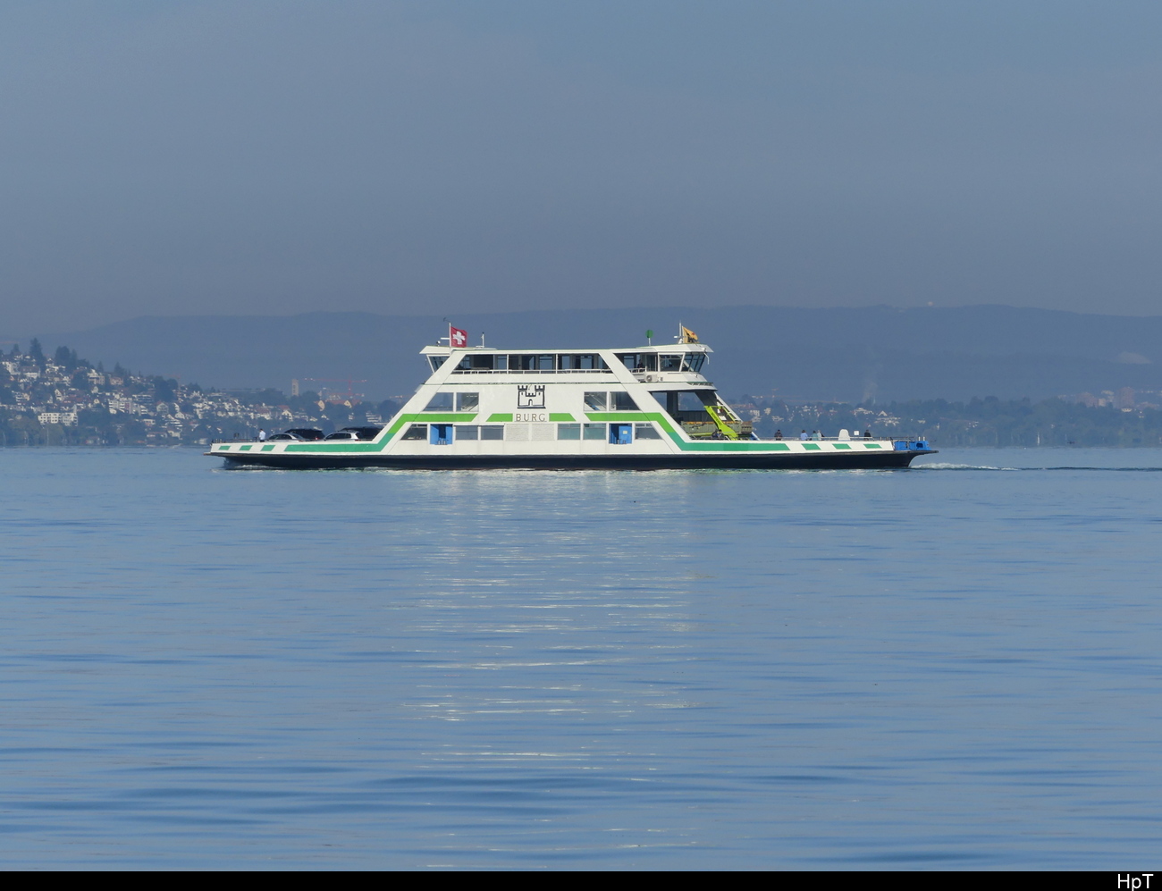 Zürichsee - Autofähre BURG unterwegs auf dem Zürichsee zwischen Meilen und Horgen am 27.09.2023