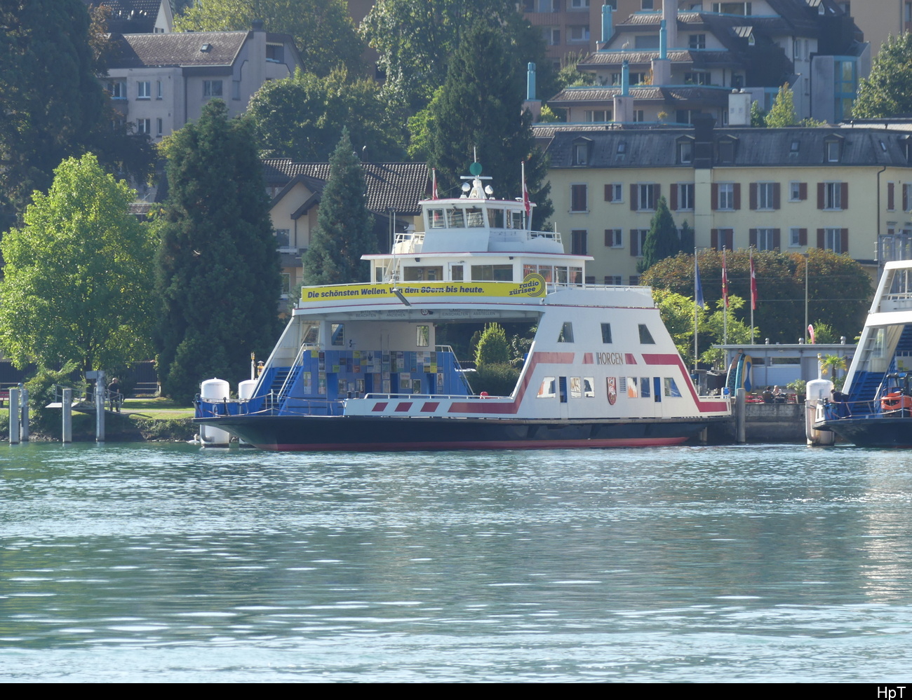 Zürichsee - Autofähre HORGEN im Hafen von Horgen am 27.09.2023