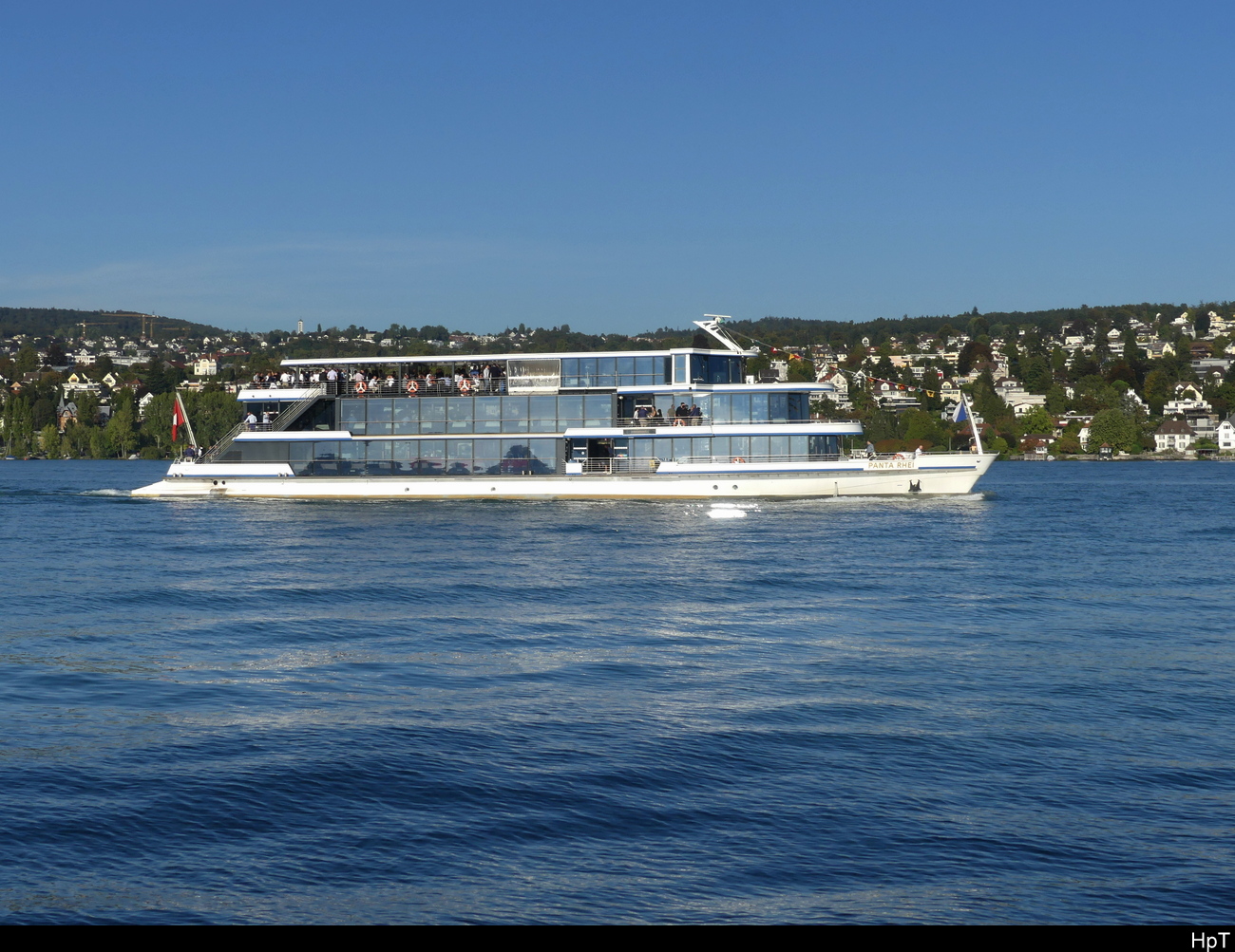 Zürichsee - Motorschiff PANTA RHEI unterwegs auf dem Zürichsee am 27.09.2023
