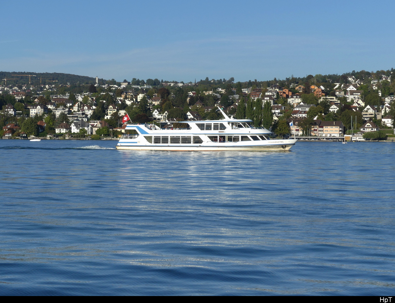 Zürichsee - Motorschiff PFANNENSTIEL unterwegs auf dem Zürichsee am 27.09.2023