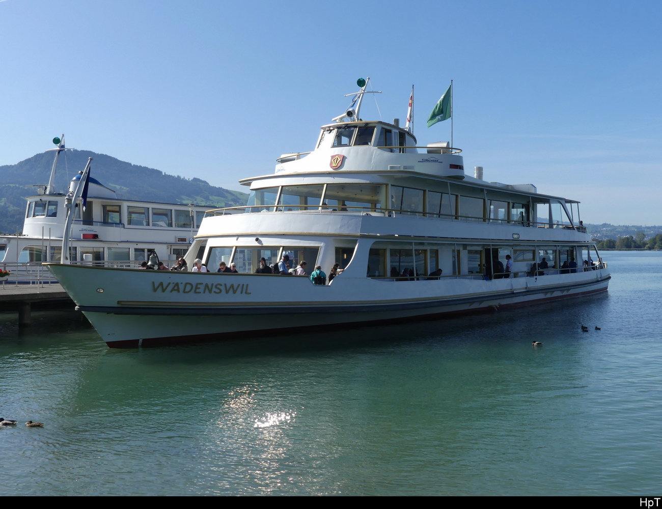 Zürichsee - Motorschiff WÄDENSWIL im Hafen von in Rapperswil am 27.09.2023