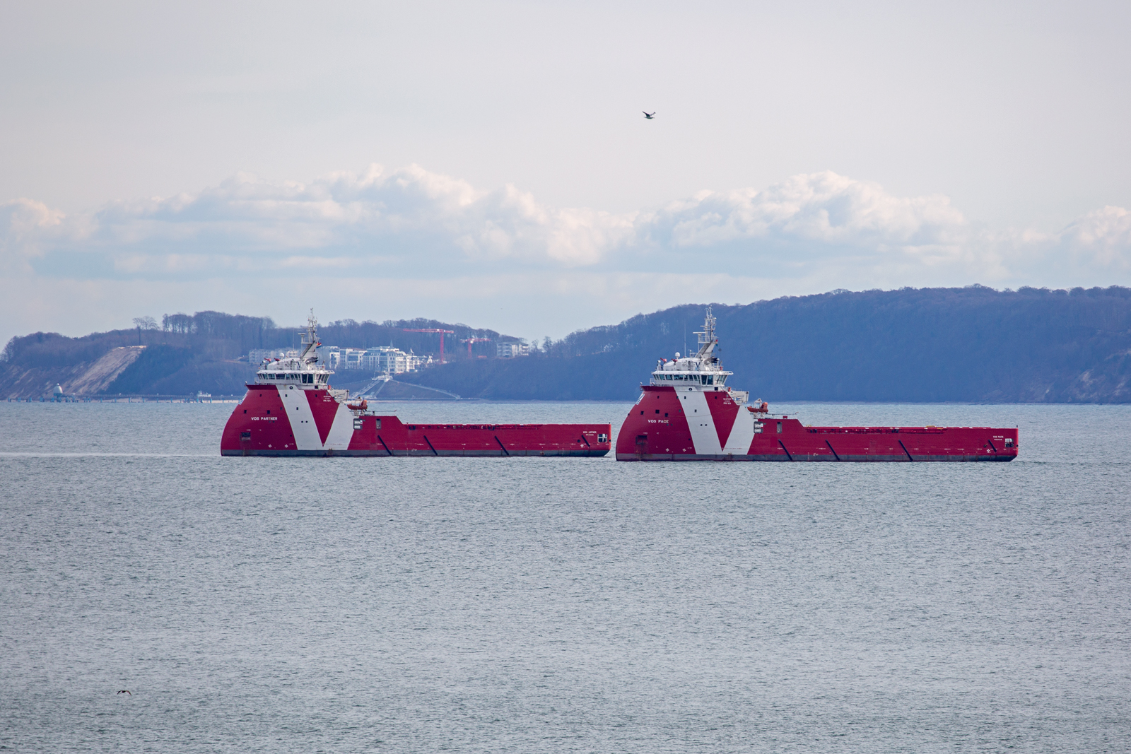 Zwei VOS Offshore-Versorger, PARTNER (IMO 9709128) und PACE (IMO 9685750), auf der Prorer Wiek. Im Hintergrund das Ostseebad Sellin mit Seebrücke und ihrer Tauchgondel. - 04.042.023