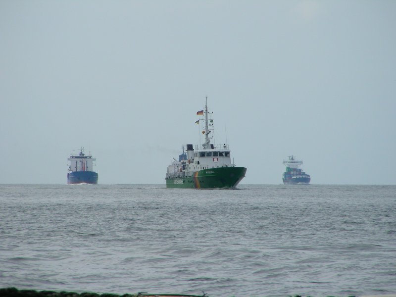 -aber schn brav links und rechts bei Fu-
Zollboot  Hamburg  vorne weg am 04.06.07 vor Cuxhaven