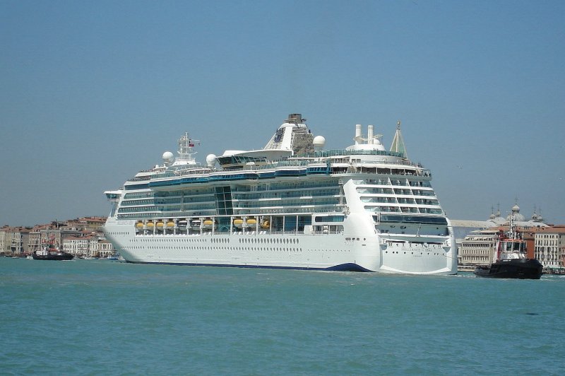   Brilliance of the Seas   fhrt hier am Markusplatz vorbei Richtung Hafen Venedig.  28.05.09  