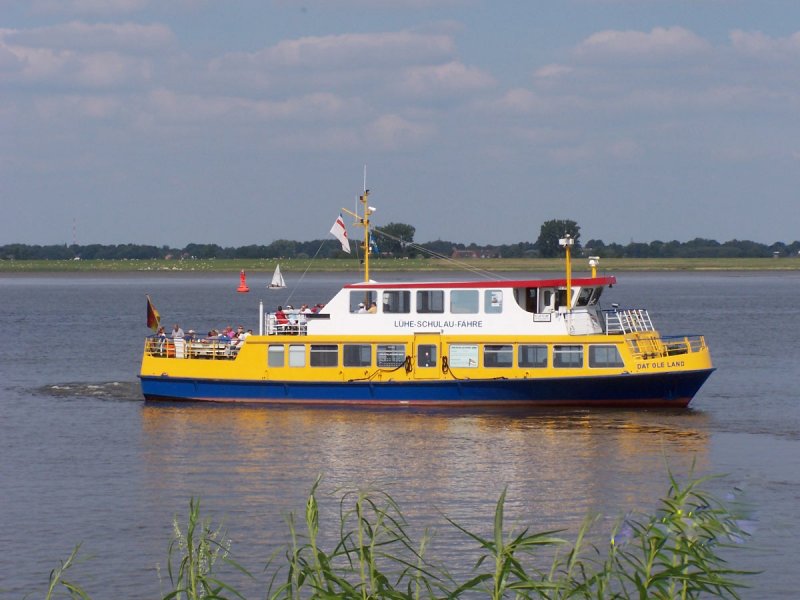  
 Dat ole Land  pendelt von Wedel-Schulau/SH. in ca. 30 min. ber die Elbe nach Lhe/Nieders.
