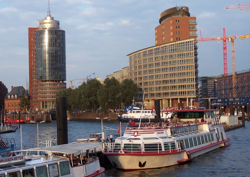  Die Einfahrt zur Speicherstadt und HafenCity in Hamburg 02.08.2008
