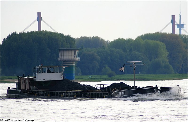 02.05.2008 - Schwer beladen schippert die MS 110 (Wesel/D, Europa-Nummer 04027620, Lnge 85 m, Breite 9,50 m) bei Duisburg-Marxloh den Rhein flussabwrts.