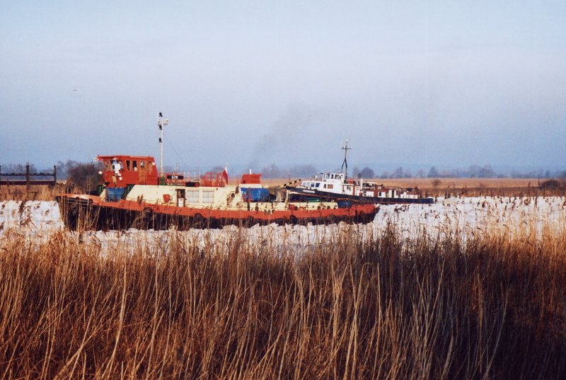 1000 PS Eisbrecher DZIK aus Stettin 2008 auf der Oder bei km 707 beim Eisaufbruch gemeinsam mit WSA Schiffen.