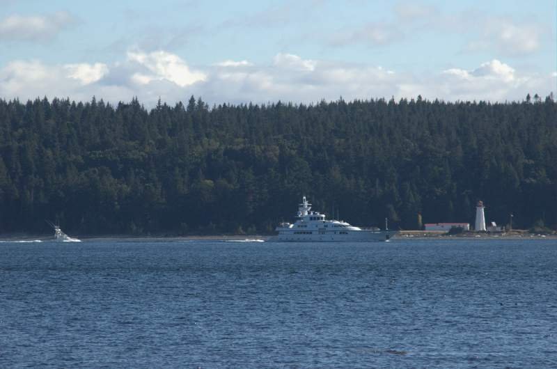 2 unterscchiedlich grosse Yachten in der Discovery Strait bei Campbell River. (Genau hier wohnte ich im Hotel)