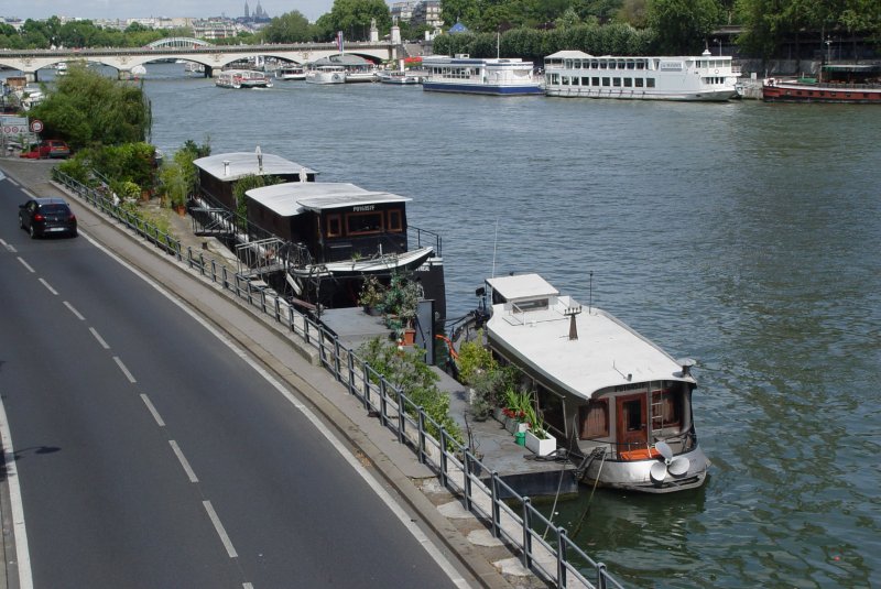 2 Wohnboote liegen in Paris in der Seine in Hhe des Eiffelturms am 20.07.2009