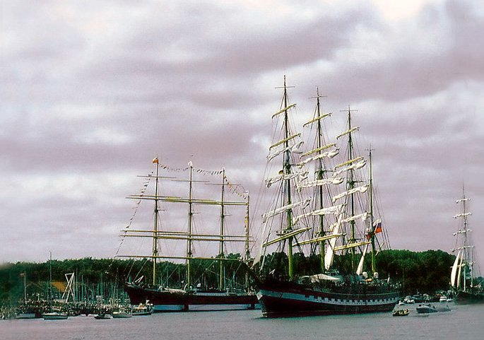 2003 Die russische Krusenstern rechts, passiert Steuerbord die Viermastbark Passat auf dem Weg in die Ostsee.
Die Krusenstern wurde als  Padua  1926 in Bremerhaven (frher Geestemnde-Wesermnde)gebaut, mute aber nach dem II Weltkrieg
als Reparation an die Sowjetunion (UdSSR) abgegeben werden.
Sie war einer, der 5 Grosegler der Hamburger Reederei Laeisz, deren Schiffe alle mit einem  P  begannen: Preussen (Fnfmastbark), Priwall, Padua, Passat u. Pamir.
Aufn. 2003