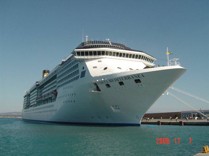 2006 im Hafen von Olympia die Costa Mediterranea.