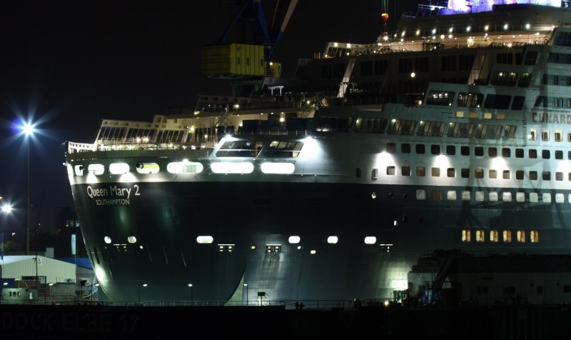 25.10.08 Dies Bild ist auf meiner Tour durch Hamburg entstanden.
         QM2 im Dock 17 bei Blohm und Voss.