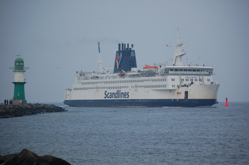 26.10.2007 Scandlines Fhre an der Hafeneinfahrt in Rostock-Warnemnde.